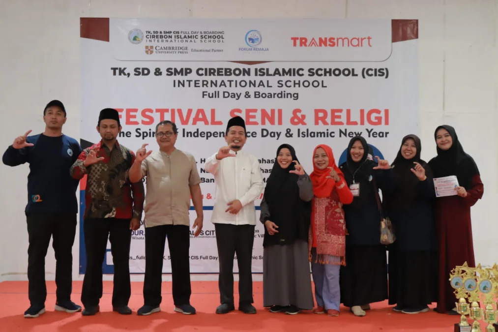 FESTIVAL. Cirebon Islamic School (CIS) turut ramaikan hari ulang tahun (HUT) kemerdekaan RI dengan Festival Seni & Religi, Sabtu dan Minggu (26-27/2023) di Atrium Transmart Cipto, Kota Cirebon. FOTO : SUWANDI/RAKCER.ID