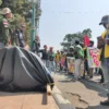 Ratusan Ojol Cirebon Raya kepung balaikota dan DPRD