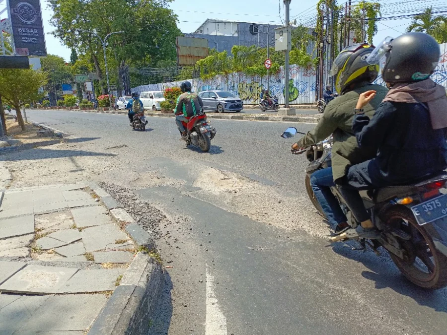 PAKET PROYEK. 6 paket proyek yang sudah teken kontrak senilai masing-masing Rp180 juta diperuntukan perbaikan jalan-jalan di Kota Cirebon. FOTO : SUWANDI/RAKCER.ID