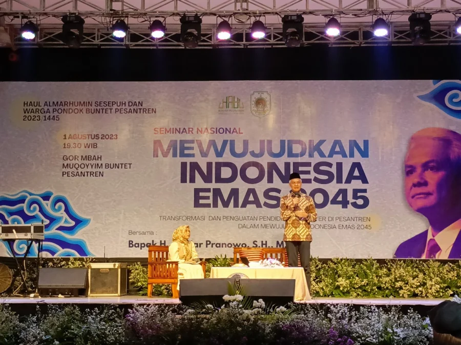 Gubernur Jawa Tengah, Ganjar Pranowo bicara Indonesia Emas 2045 di depan ribuan santri Buntet Pesantren Cirebon
