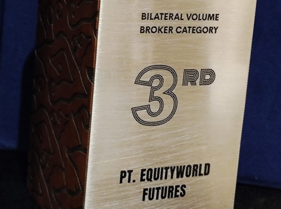 PENGHARGAAN. Equityworld Futures menerima penghargaan sebagai Pialang Bursa Berjangka posisi 3 dalam perhelatan 'Celebrate our Collaborative Party' yang berlangsung di Kuala Lumpur pada Rabu (30/8/2023) sampai Sabtu (2/9/2023). FOTO : IST/RAKCER.ID