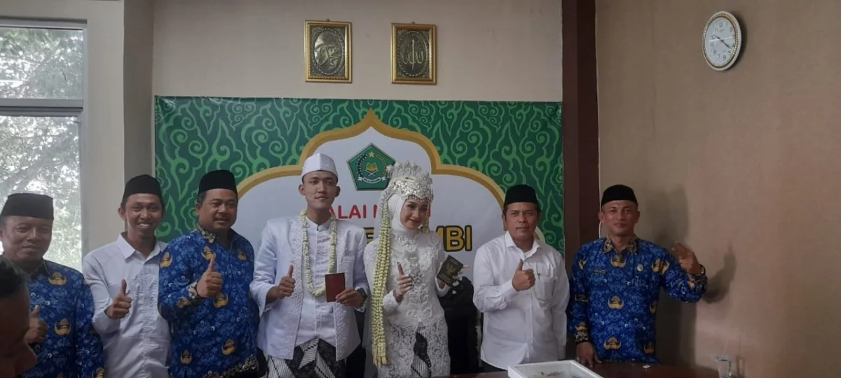 Satu Pasangan Nikah di Halaman Kampus IAIN Cirebon
