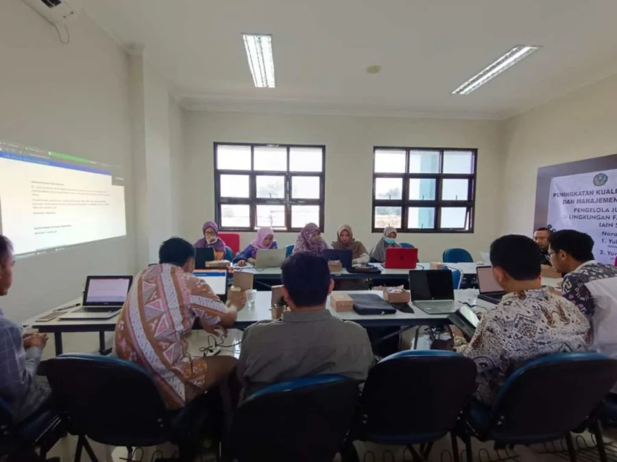 Pengelola Jurnal Al Amwal FEBI IAIN Cirebon Diguyur Bantuan