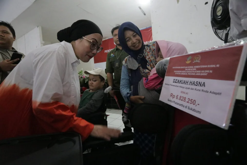 Anggota Komisi VIII DPR RI, Hj Selly Andriany Gantina bersama perwakilan Kemensos saat menyalurkan bantuan di Cirebon, untuk tiga daerah nilainya mencapai 1,2 Trilyun. FOTO: ASEP SAEPUL MIELAH/ RAKCER.ID