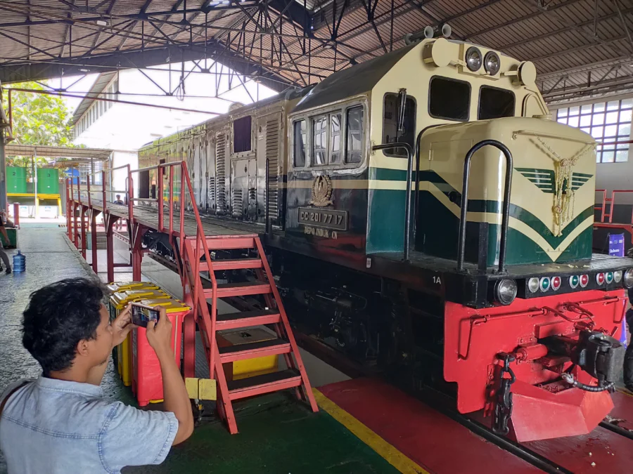 Lokomotif tertua di Depo Daop 3 Cirebon kini bercorak livery vintage