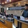 Ketua Pansus Pembahas Raperda Pesantren, Tunggal Dewananto menyampaikan laporan hasil pembahasan dalam Paripurna pengesahan, Kamis (16/11).