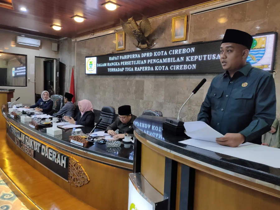Ketua Pansus Pembahas Raperda Pesantren, Tunggal Dewananto menyampaikan laporan hasil pembahasan dalam Paripurna pengesahan, Kamis (16/11).