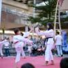 Ratusan anak-anak bersenang-senang dalam Festival Anak yang diinisiasi RSIA Cahaya Bunda, salahsatunya mereka perform taekwondo, Sabtu (18/11).