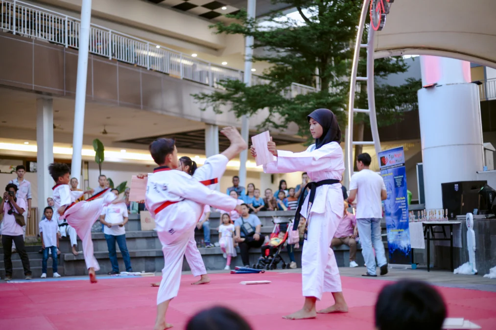 Ratusan anak-anak bersenang-senang dalam Festival Anak yang diinisiasi RSIA Cahaya Bunda, salahsatunya mereka perform taekwondo, Sabtu (18/11).