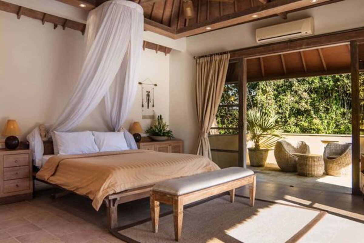 Ide Dekorasi Tempat Tidur Bergaya Villa Bali yang Damai dan Nyaman