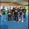 FOTO: ASEP SAEPUL MIELAH/ RAKCER.ID Manajer Bara Boxing Club Cirebon, Subagja berfoto bersama 10 petinjunya yang berhasil menggongol 10 medali di Dandim Cup 2023, Brebes.