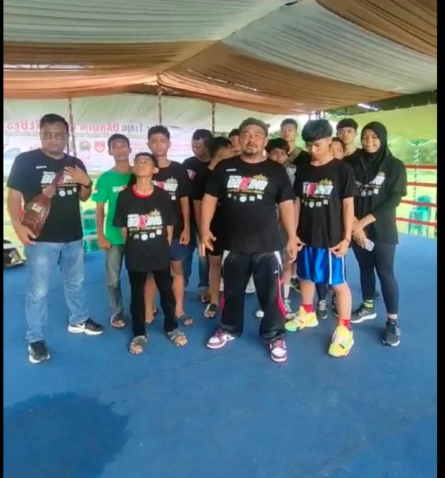 FOTO: ASEP SAEPUL MIELAH/ RAKCER.ID Manajer Bara Boxing Club Cirebon, Subagja berfoto bersama 10 petinjunya yang berhasil menggongol 10 medali di Dandim Cup 2023, Brebes.