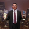 Direktur Utama PT PLN (Persero), Darmawan Prasodjo menunjukkan dua penghargaan yang dirain PLN dalam ajang CNBC Indonesia Awards 2023 di Jakarta, Rabu (13/12). FOTO: ASEP SAEPUL MIELAH/ RAKCER.ID