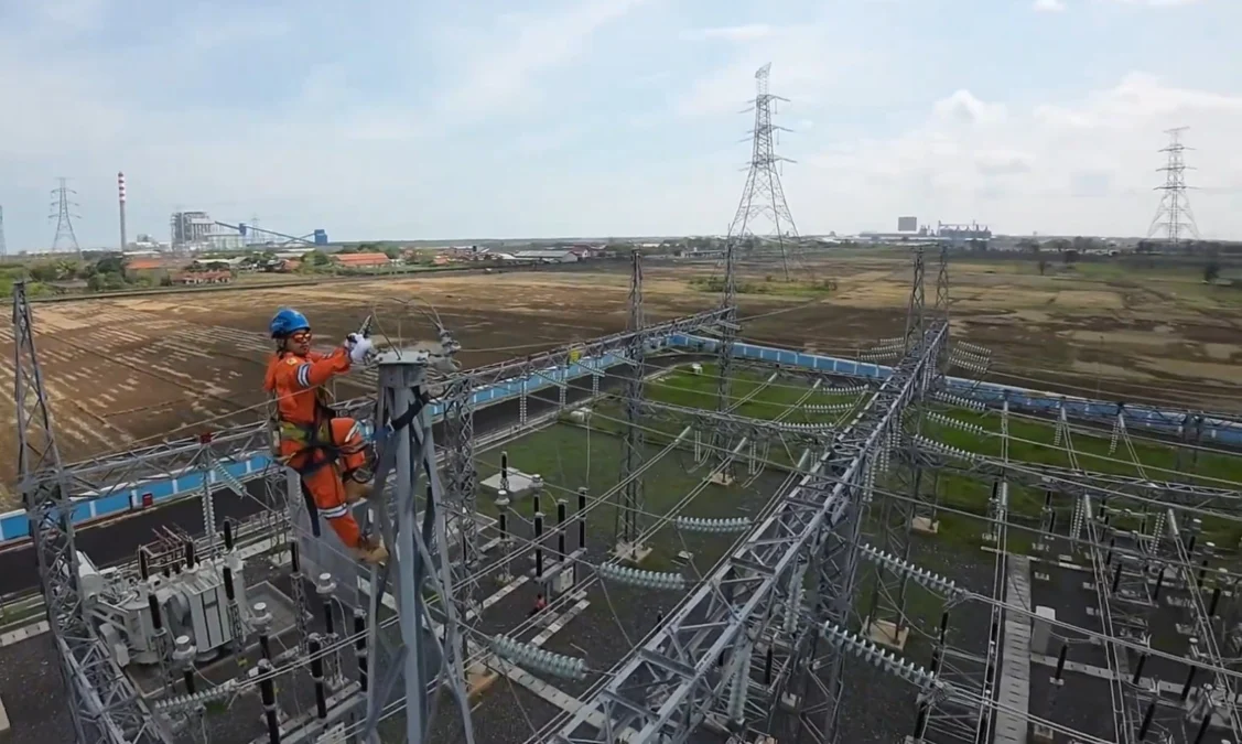 PT PLN UPT Cirebon sudah melakukan serangkaian pemeliharaan untuk memastikan keandalan pasokan listrik selama Natal dan Tahun Baru 2024. FOTO: ASEP SAEPUL MIELAH/ RAKCER.ID