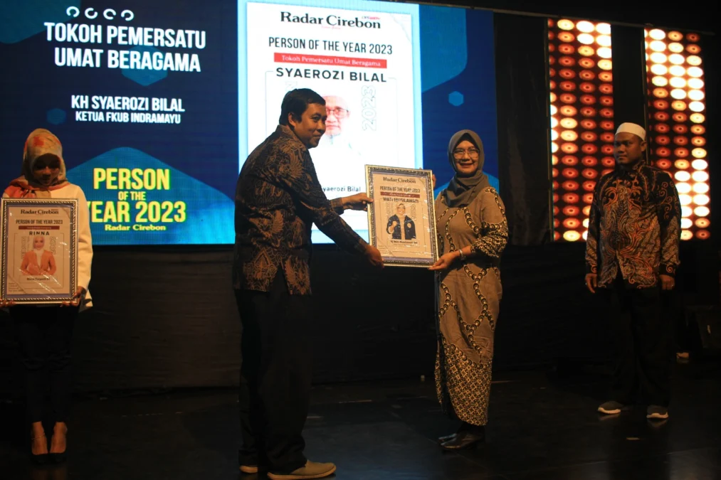 Ketua KONI Kota Cirebon, Wati Musilawati diganjar penghargaan Person of The Year 2023 Radar Cirebon sebagai tokoh peduli olahraga. FOTO: ASEP SAEPUL MIELAH/ RAKCER.ID