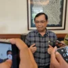 anggota DPR-RI Fraksi Demokrat Dapil Jawa Barat VIII, Ir H Herman Khaeron mendapat penghargaan sebagai legislator populer. FOTO: ASEP SAEPUL MIELAH/ RAKCER.ID