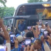 Kedatangan SBY bersama rombongan di Cirebon disambut ratusan kader Demokrat, Rabu (20/12) sore. FOTO: ASEP SAEPUL MIELAH/ RAKCER.ID