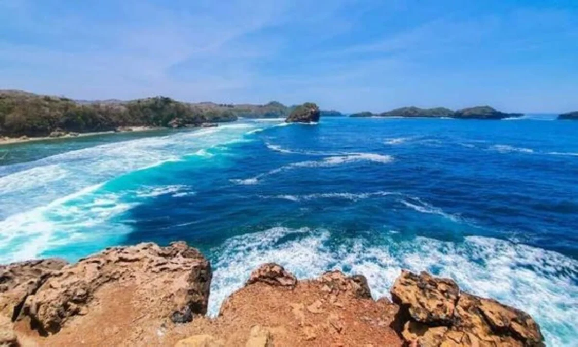 Rekomendasi Destinasi Tempat Wisata Pantai di Blitar yang Eksotis Bak Raja Ampat
