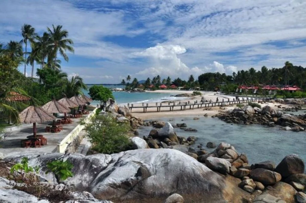 Nikmati keindahan Laut Cina Selatan dari Pantai Parai Tenggiri, Primadona Bangka Belitung