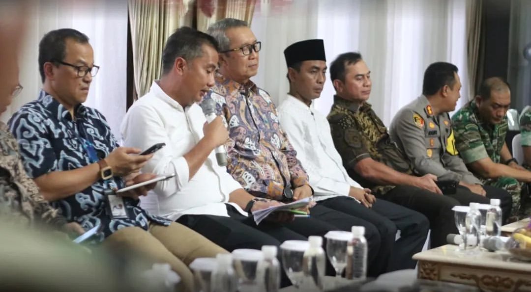 Ketua DPRD Kota Cirebon hadir dalam pertemuan bersama Pj Gubernur Jawa Barat, Bey Machmudin di Rumah Dinas Walikota Cirebon, Jumat (26/01). FOTO: IST/ RAKCER.ID