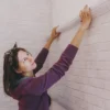 cara memasang wallpaper dinding