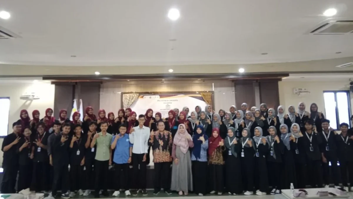 PELANTIKAN. Dekan Fakultas Ekonomi dan Bisnis Islam (FEBI) IAIN Cirebon, Dr H Didi Sukardi MH melantik anggota