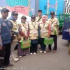 Petugas Panwascam Kejaksan melakukan pengawasan pengiriman logistik dari PPS ke TPS serentak, Selasa (13/02)