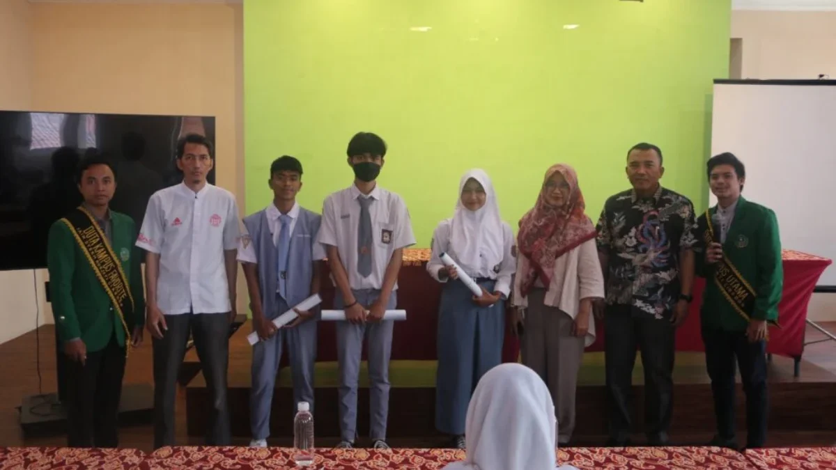 KUNJUNGAN. Para pelajar SMAN 1 Juntinyuat Indramayu diajak berkunjung ke IAIN Syekh Nurjati Cirebon, Selasa (2