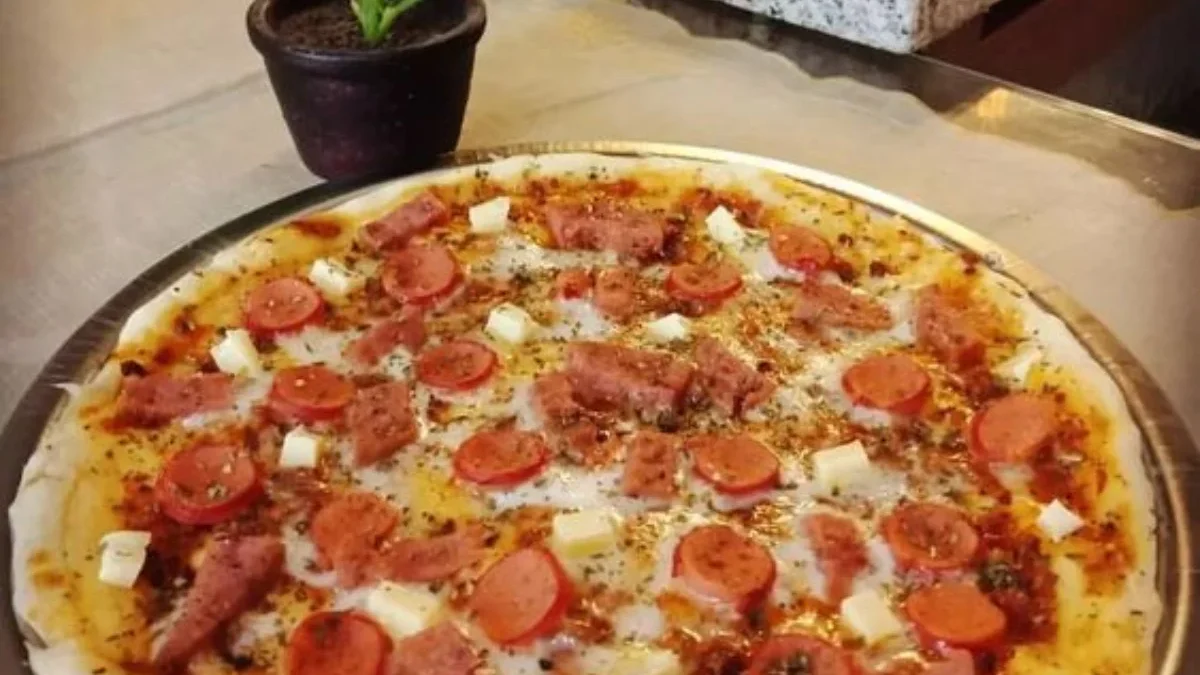 Resep Pizza Sosis Ala Rumah Super Enak dengan Topping yang Melimpah