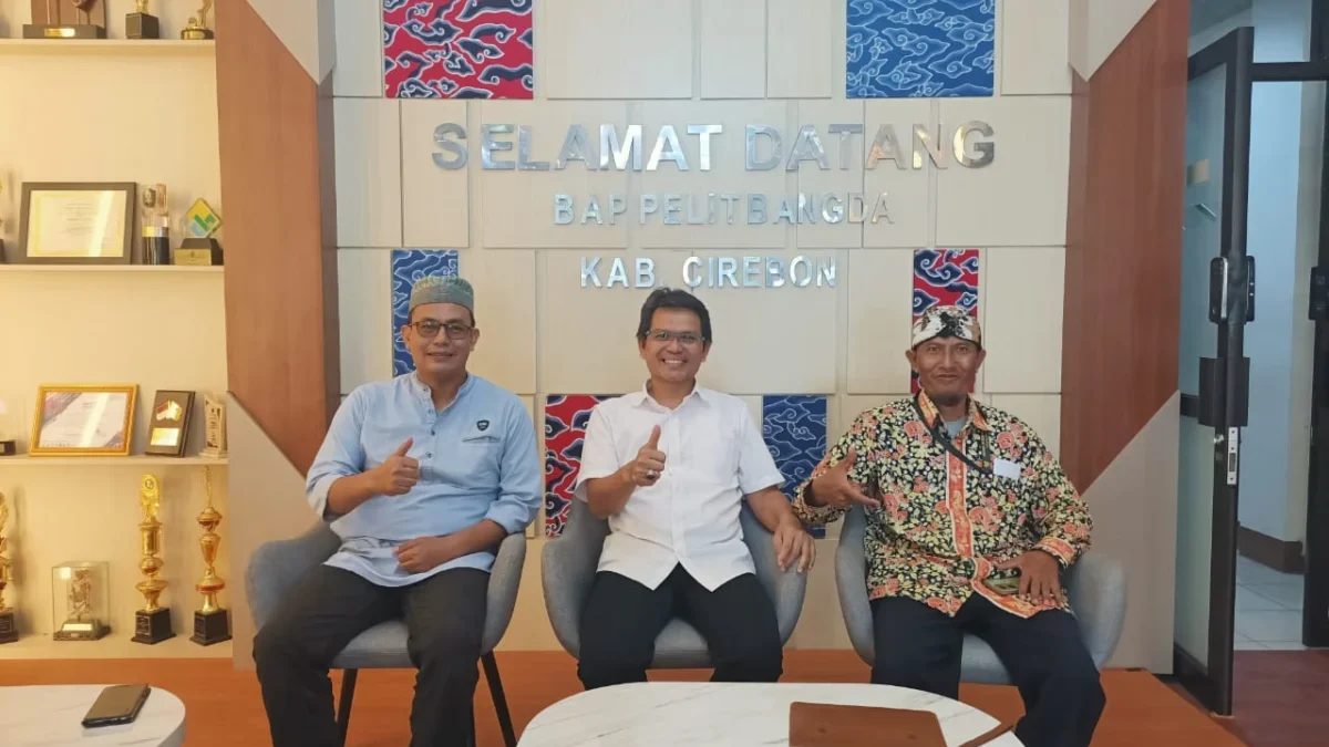 Pengurus Ikatan Cendemiawan Muslim Indonesia (ICMI) Orda Kabupaten Cirebon, Ali Wahyuno bersama Ketua Yayasan