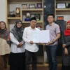 Rektor IAIN Cirebon Menyerahkan Sertifikat Halal pada Dua Pelaku Usaha Unggulan di Cirebon
