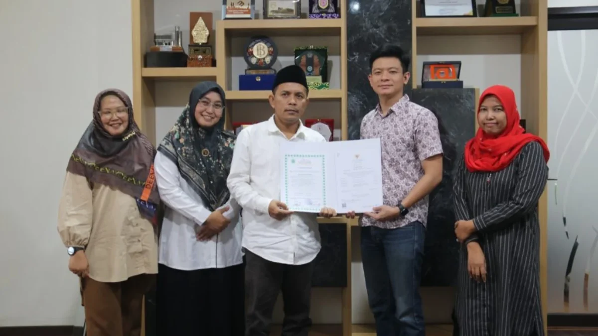Rektor IAIN Cirebon Menyerahkan Sertifikat Halal pada Dua Pelaku Usaha Unggulan di Cirebon