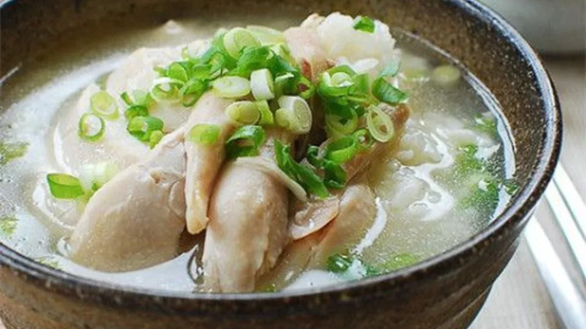 Resep Dak-Gomtang: Sup Ayam Korea yang Kaya Nutrisi dan Hangat di Perut