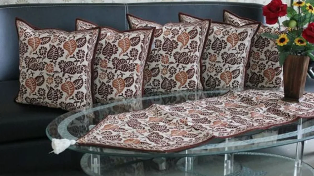 Batik Goes Modern: Sarung Bantal Sofa Motif Kekinian untuk Gaya Urban