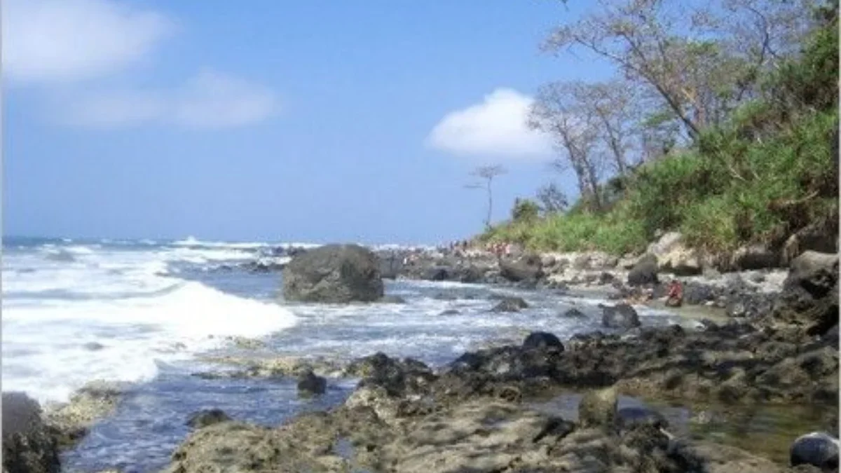 Pesona Pantai Jayanti, Keindahan Pantai Pasir Putih yang Memikat Hati