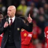 Fans Manchester United Soraki Erik Ten Hag saat Pidato di Pertandingan Kandang Terakhir Setan Merah