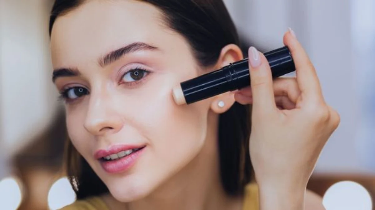 10 Tips Makeup untuk Kulit Berjerawat, Membuat Wajah Tampak Lebih Mulus